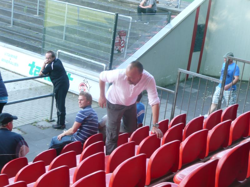 Ist Holger Stanislawski (hier beim Testspiel der U21 gegen Fortuna Köln) auf dem Weg nach oben? Oder sägte da jemand an seinem Stuhl?